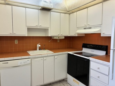 Lovely 2 bedroom 2 bath home in highly desireable Kings Point on Kings Point Golf -Flanders Way in Florida - for sale on GolfHomes.com, golf home, golf lot