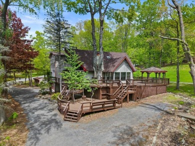 Situated on the golf course in Tanglwood Lakes, this stunning on Paupack Hills Golf and Country Club in Pennsylvania - for sale on GolfHomes.com, golf home, golf lot