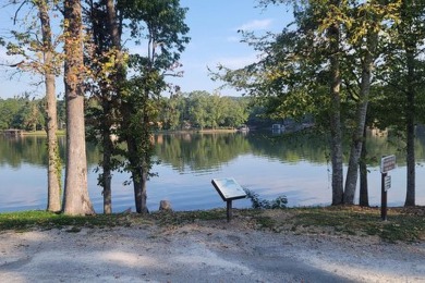 Love lake life? This freshly painted and transformed home is on DeSoto Golf Course in Arkansas - for sale on GolfHomes.com, golf home, golf lot