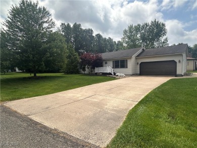 Spacious ranch home offering 3 bedrooms, 2 full baths, and an on Apple Valley Golf Course in Ohio - for sale on GolfHomes.com, golf home, golf lot