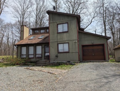 4- bedrooms, 2- full bathroom, Large open space home Located in on Pocono Farms Country Club in Pennsylvania - for sale on GolfHomes.com, golf home, golf lot