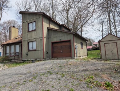 4- bedrooms, 2- full bathroom, Large open space home Located in on Pocono Farms Country Club in Pennsylvania - for sale on GolfHomes.com, golf home, golf lot