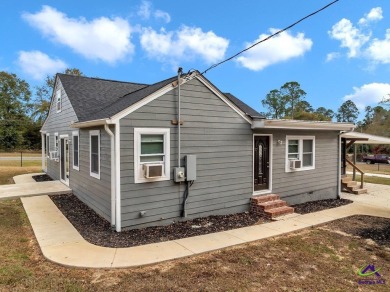 Move-In Ready Bungalow in Reynolds, GA!  BRAND NEW HEAT AND AIR on Reynolds Golf Course in Georgia - for sale on GolfHomes.com, golf home, golf lot
