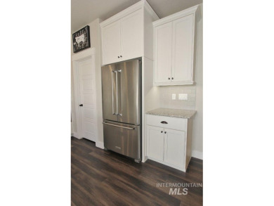 Experience refined Idaho living in this stunning 3-bed, 2-bath on Hunters Point Golf Club in Idaho - for sale on GolfHomes.com, golf home, golf lot