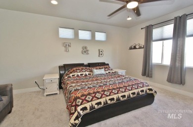 Experience refined Idaho living in this stunning 3-bed, 2-bath on Hunters Point Golf Club in Idaho - for sale on GolfHomes.com, golf home, golf lot