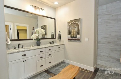 Experience refined Idaho living in this stunning 3-bed, 2-bath on Hunters Point Golf Club in Idaho - for sale on GolfHomes.com, golf home, golf lot