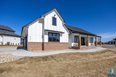 Nestled on the east side of Sioux Falls this high end ranch on Willow Run Golf Course in South Dakota - for sale on GolfHomes.com, golf home, golf lot