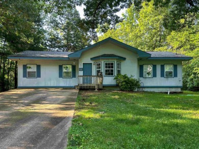 NICE SIZED HOME WITH GREAT CENTRAL LOCATION!   This 3 bedroom, 2 on Cherokee Village North Course in Arkansas - for sale on GolfHomes.com, golf home, golf lot