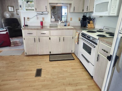 Well maintained FURNISHED oasis just for you! This 2/2 is move on Grasslands Golf and Country Club in Florida - for sale on GolfHomes.com, golf home, golf lot