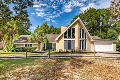 This 4BR/3BA, 3,052 sqft home is situated in the desirable on Holiday Golf Club in Florida - for sale on GolfHomes.com, golf home, golf lot