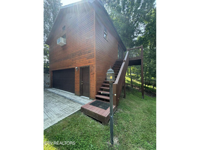 Stunning Log Cabin style Retreat on Norris Lake - Community on The Greens at Deerfield in Tennessee - for sale on GolfHomes.com, golf home, golf lot