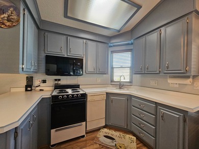 Immaculate 1BD 1.5BA with Arizona Room and 2-Car Tandem Carport on Viewpoint Golf Resort in Arizona - for sale on GolfHomes.com, golf home, golf lot