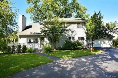 Welcome to 3800 Lakeview in beautiful Shady Beach Heights on Orchard Lake Country Club in Michigan - for sale on GolfHomes.com, golf home, golf lot