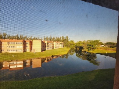 SUNRISE LAKES PHASE 3---HOPA-- 55 OVER---2/2--BEDROOMS HAVE WALK on Sunrise Lakes Phase III in Florida - for sale on GolfHomes.com, golf home, golf lot