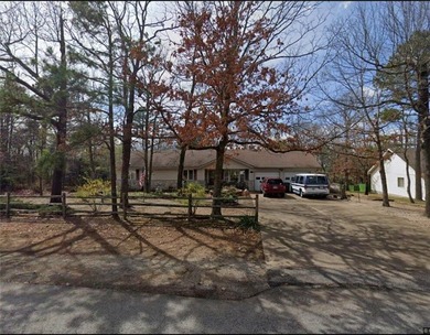 Nice 3 bedroom 2 bath home on wooded lot close to the country on Holiday Island Golf Course in Arkansas - for sale on GolfHomes.com, golf home, golf lot