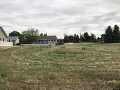 Nice large lot with level building site next to the #10 green on Riverton Country Club in Wyoming - for sale on GolfHomes.com, golf home, golf lot