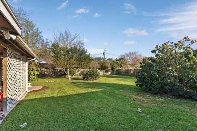 Separate400 sq ft guest house with a kitchenette, full bathroom on South Padre Island Golf Club in Texas - for sale on GolfHomes.com, golf home, golf lot