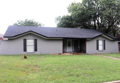 Beautifully updated 4-bedroom, 2-bath, 2-car garage home on Wright Park Municipal Golf Course in Texas - for sale on GolfHomes.com, golf home, golf lot