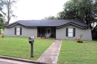 Beautifully updated 4-bedroom, 2-bath, 2-car garage home on Wright Park Municipal Golf Course in Texas - for sale on GolfHomes.com, golf home, golf lot