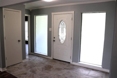 Beautifully updated 4-bedroom, 2-bath, 2-car garage home on Wright Park Municipal Golf Course in Texas - for sale on GolfHomes.com, golf home, golf lot