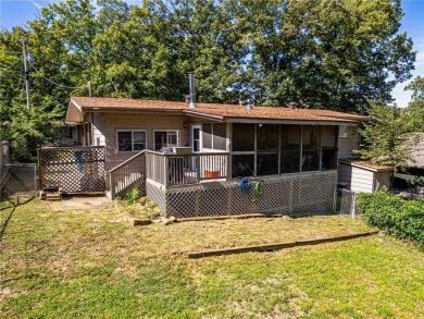 Welcome to this well-kept 2 bed, 2 full bath home nestled in a on Bella Vista Country Club - Scottsdale in Arkansas - for sale on GolfHomes.com, golf home, golf lot