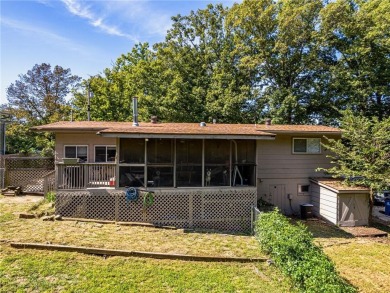Welcome to this well-kept 2 bed, 2 full bath home nestled in a on Bella Vista Country Club - Scottsdale in Arkansas - for sale on GolfHomes.com, golf home, golf lot