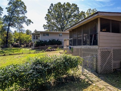 Welcome to this well-kept 2 bed, 2 full bath home nestled in a on Bella Vista Country Club - Scottsdale in Arkansas - for sale on GolfHomes.com, golf home, golf lot
