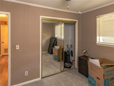 Welcome to this well-kept 2 bed, 2 full bath home nestled in a on Bella Vista Country Club - Scottsdale in Arkansas - for sale on GolfHomes.com, golf home, golf lot