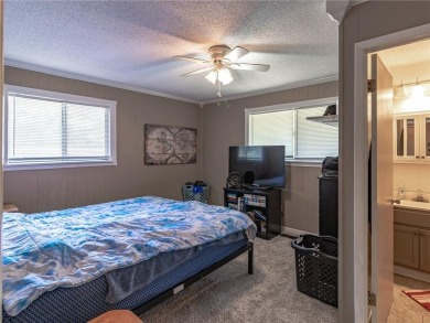 Welcome to this well-kept 2 bed, 2 full bath home nestled in a on Bella Vista Country Club - Scottsdale in Arkansas - for sale on GolfHomes.com, golf home, golf lot