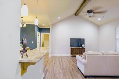 Looking for a 2-bed home in Bella Vista with easy I-49 access on Bella Vista Country Club - Highlands in Arkansas - for sale on GolfHomes.com, golf home, golf lot