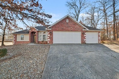 Don't miss this beautifully updated home offering a 3-car garage on Bella Vista - Metfield Golf Complex and Country Club in Arkansas - for sale on GolfHomes.com, golf home, golf lot