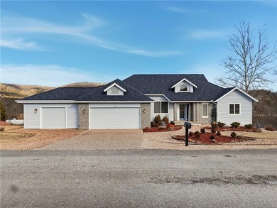 Elegant, updated 1,976 sq ft home offering sweeping views of on Holiday Island Executive Golf Course in Arkansas - for sale on GolfHomes.com, golf home, golf lot