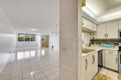 55+ COMMUNITY  IN THE SOUGHT AFTER SUNRISE LAKES PHASE IV, 2/2 on Sunrise Lakes Phase IV Golf Course in Florida - for sale on GolfHomes.com, golf home, golf lot