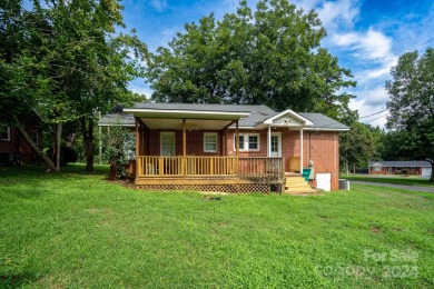 Adorable 2 bedroom, 1 bath home in an incredible location. This on Piney Point Golf Club in North Carolina - for sale on GolfHomes.com, golf home, golf lot