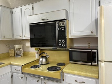 Fully furnished 2/2 with Par 3 golf course view. Over 55 Country on Hollybrook Golf and Tennis Club  in Florida - for sale on GolfHomes.com, golf home, golf lot