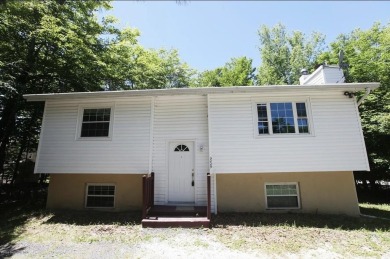 This 4 bedroom, 2 bath split level home sits in an amenity on Pocono Farms Country Club in Pennsylvania - for sale on GolfHomes.com, golf home, golf lot