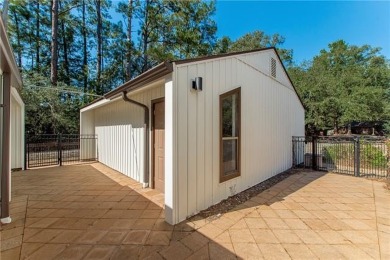 Talk about easy living! This 2bd/ 2ba condo has one of the best on Oak Knoll Country Club in Louisiana - for sale on GolfHomes.com, golf home, golf lot