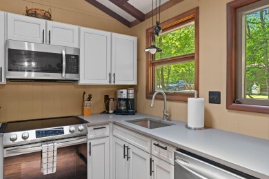 Charming Mountain-Style Ranch in Split Rock Resort - Walk to the on Split Rock Resort and Country Club in Pennsylvania - for sale on GolfHomes.com, golf home, golf lot