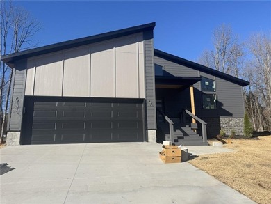 Bella Vista beauty showcasing modern architecture, upgraded on Branchwood Golf Course in Arkansas - for sale on GolfHomes.com, golf home, golf lot