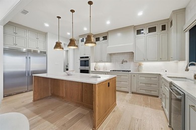 LuStunning Executive Residence in private gated community on Abilene Country Club - South Course in Texas - for sale on GolfHomes.com, golf home, golf lot