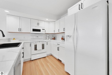 This two bed, two bath condo is the turn-key, low maintenance on Mistwood Golf Course in Michigan - for sale on GolfHomes.com, golf home, golf lot