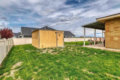 Welcome to your peaceful oasis! This charming home sits on .59 on Hunters Point Golf Club in Idaho - for sale on GolfHomes.com, golf home, golf lot