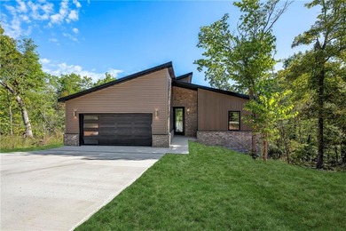 Welcome to 86 Cromarty Drive -- a thoughtfully designed modern on Bella Vista Country Club - Scottsdale in Arkansas - for sale on GolfHomes.com, golf home, golf lot