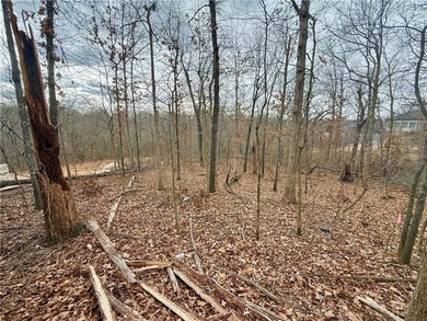 Buildable lot close to Metfield and Brittany golf courses on Bella Vista - Metfield Golf Complex and Country Club in Arkansas - for sale on GolfHomes.com, golf home, golf lot