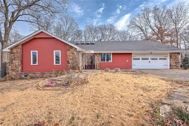 Welcome to this single level, well-maintained Bella Vista home on Branchwood Golf Course in Arkansas - for sale on GolfHomes.com, golf home, golf lot