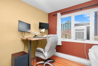 Welcome to this bright 1Bed/1Bath condo featuring hardwood on Sydney R. Marovitz Golf Course in Illinois - for sale on GolfHomes.com, golf home, golf lot