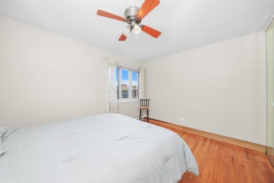 Welcome to this bright 1Bed/1Bath condo featuring hardwood on Sydney R. Marovitz Golf Course in Illinois - for sale on GolfHomes.com, golf home, golf lot
