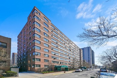 Welcome to this bright 1Bed/1Bath condo featuring hardwood on Sydney R. Marovitz Golf Course in Illinois - for sale on GolfHomes.com, golf home, golf lot