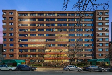 Welcome to this bright 1Bed/1Bath condo featuring hardwood on Sydney R. Marovitz Golf Course in Illinois - for sale on GolfHomes.com, golf home, golf lot