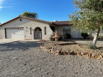 This 3 Bedroom + Den, 2 Bathroom Pool home, is perfectly located on London Bridge Golf Course in Arizona - for sale on GolfHomes.com, golf home, golf lot